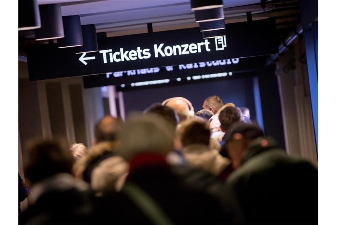 Verbraucherschützer: Besser keine Konzerttickets verschenken Verbraucherschützer raten davon ab, zum Pandemie-Weihnachtsfest Konzerttickets zu verschenken. Foto: Christian Charisius/dpa