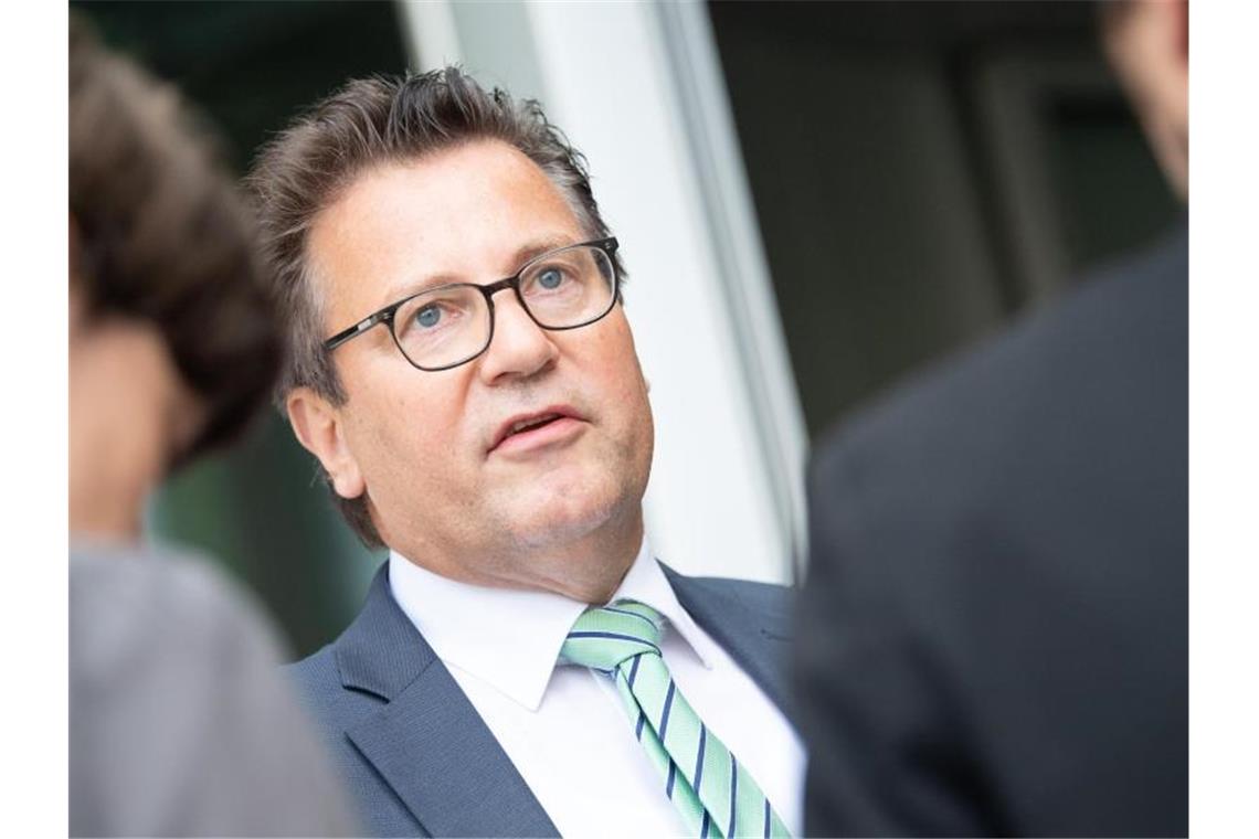 Hauk: Lebensmittelüberwacher deckten Olivenölbetrug auf Verbraucherschutzminister Peter Hauk. Foto: Sebastian Gollnow/Archivbild