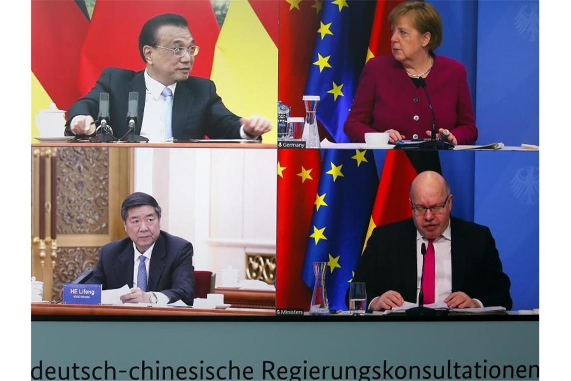 Verbunden per Videoschalte: Bundeskanzlerin Angela Merkel und Bundeswirtschaftsminister Peter Altmaier sprechen mit dem chinesischen Ministerpräsidenten Li Keqiang (oben links) und dem Vorsitzenden der Nationalen Entwicklungs- und Reformkommission Chinas (NDRC), He Lifeng. Foto: Michele Tantussi/Reuters/Pool/dpa