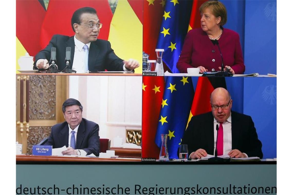Berlin und Peking wollen Kooperation vertiefen Verbunden per Videoschalte: Bundeskanzlerin Angela Merkel und Bundeswirtschaftsminister Peter Altmaier sprechen mit dem chinesischen Ministerpräsidenten Li Keqiang (oben links) und dem Vorsitzenden der Nationalen Entwicklungs- und Reformkommission Chinas (NDRC), He Lifeng. Foto: Michele Tantussi/Reuters/Pool/dpa