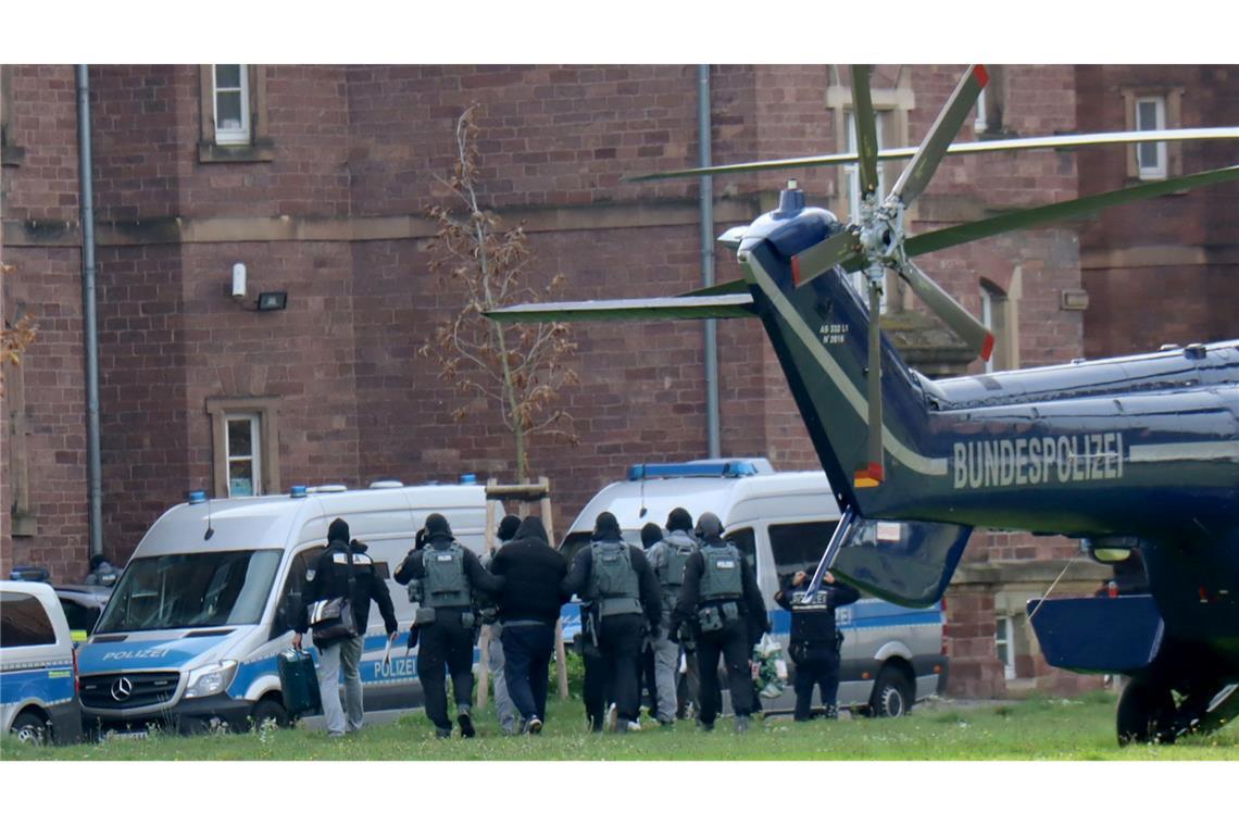 Verdächtige werden zum Ermittlungsrichter am Bundesgerichtshof gebracht. (Archivbild)