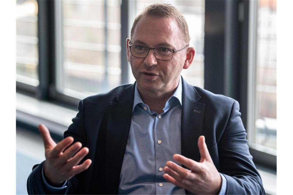 Verdi fordert Abschaffung von Scheinselbstständigkeit Verdi-Chef Frank Werneke fordert einen verstärkten Kampf gegen die Ausbeutung durch Scheinselbstständigkeit. Foto: Paul Zinken/dpa