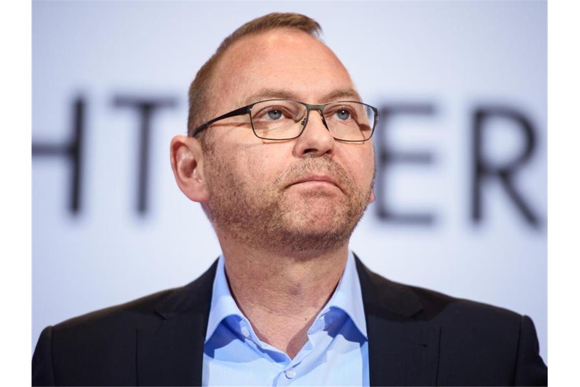 Gewerkschaften und Wirtschaft fordern umfassende Hilfen Verdi-Chef Frank Werneke fordert Konsum-Schecks. Foto: Gregor Fischer/dpa