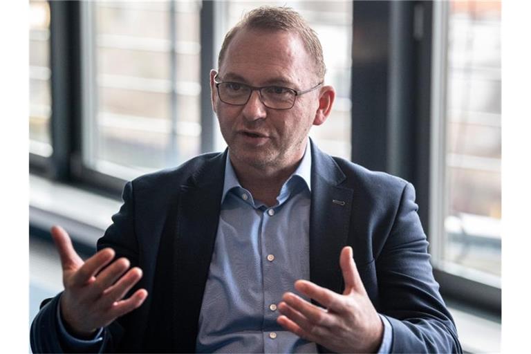 Verdi-Chef Frank Werneke: „Im Einzelhandel, in Medien-Unternehmen und anderen Branchen werden oft (...) Unternehmen zergliedert und zersplittert - einzig und allein, um bei jeder Zerlegung zu versuchen, den Tarifvertrag loszuwerden.“. Foto: Paul Zinken/dpa