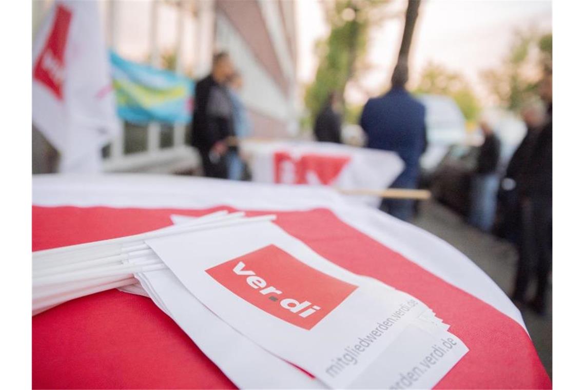 250 Beschäftigte beteiligen sich an Warnstreiks Verdi-Fähnchen liegen bei einem Warnstreik auf einem Tisch. Foto: Christoph Soeder/dpa/Symbolbild