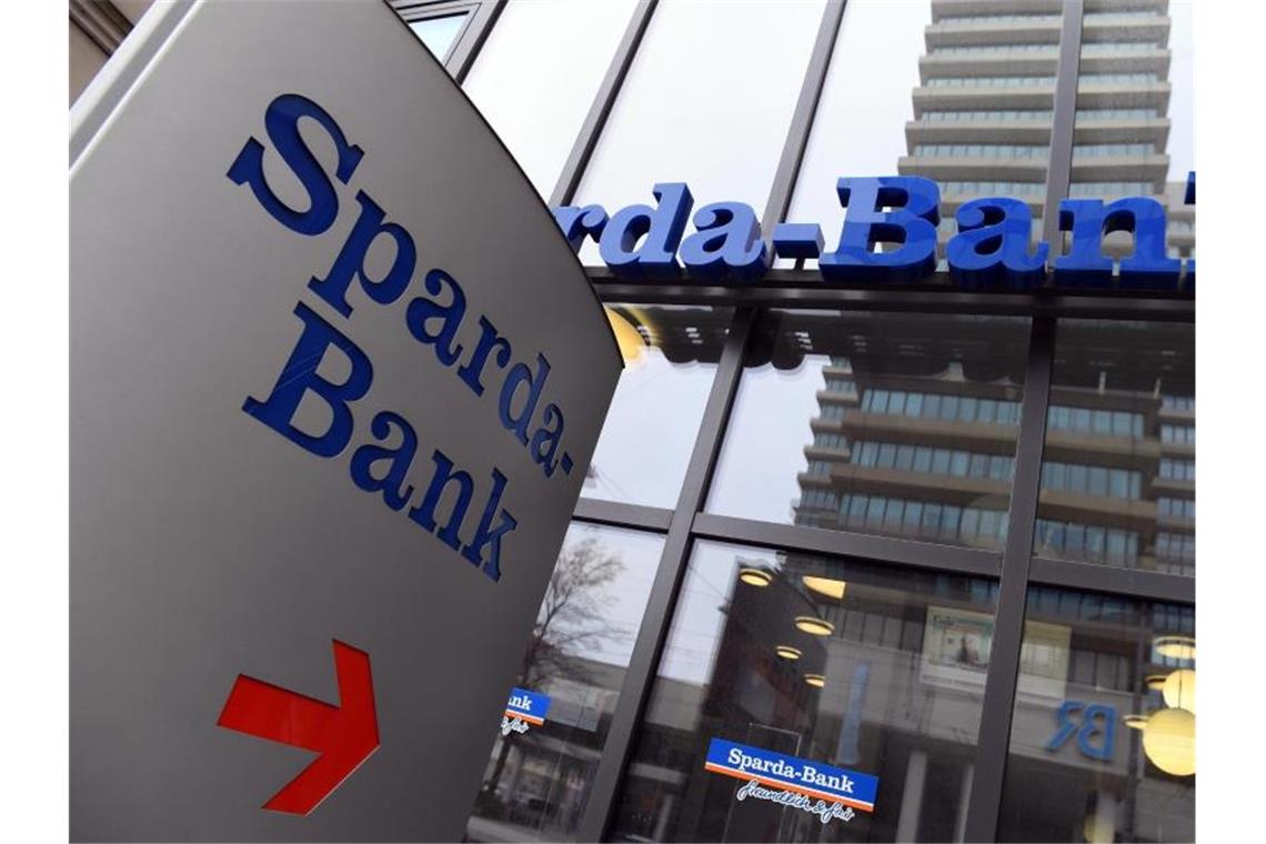 Verdi ruft zu Warnstreiks bei Sparda-Banken auf Verdi fordert für die Beschäftigen bei der Sparda-Bank 3,5 Prozent mehr Lohn. Foto: picture alliance / Peter Kneffel/dpa/Symbolbild