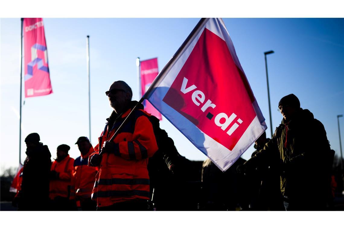 Verdi-Mitglieder gehen auf die Straße. (Archivbild)