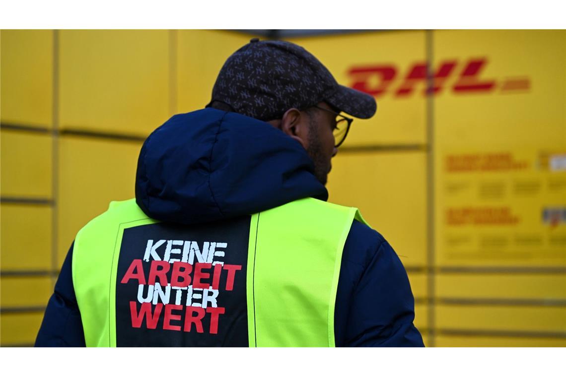 Millionen Sendungen bleiben wegen Post-Warnstreiks liegen Verdi rührt die Werbetrommel für ihre Forderungen - auch mit neonfarbenen Westen von Warnstreikenden.
