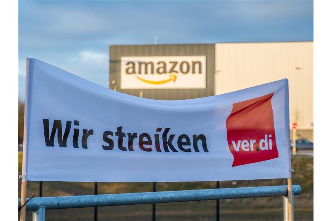 Verdi ruft die Beschäftigten von Amazon an sechs Standorten zu Arbeitsniederlegungen auf. Foto: Guido Kirchner/dpa