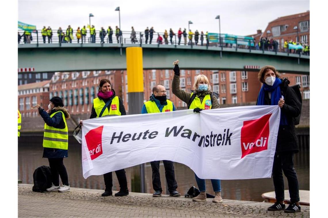 Corona-Bonus für Länderbeschäftigte und mehr Gehalt Verdi und der Beamtenbund dbb forderten fünf Prozent mehr Gehalt. Nach der Einigung sind nun weitere Ausstände vom Tisch. Foto: Sina Schuldt/dpa