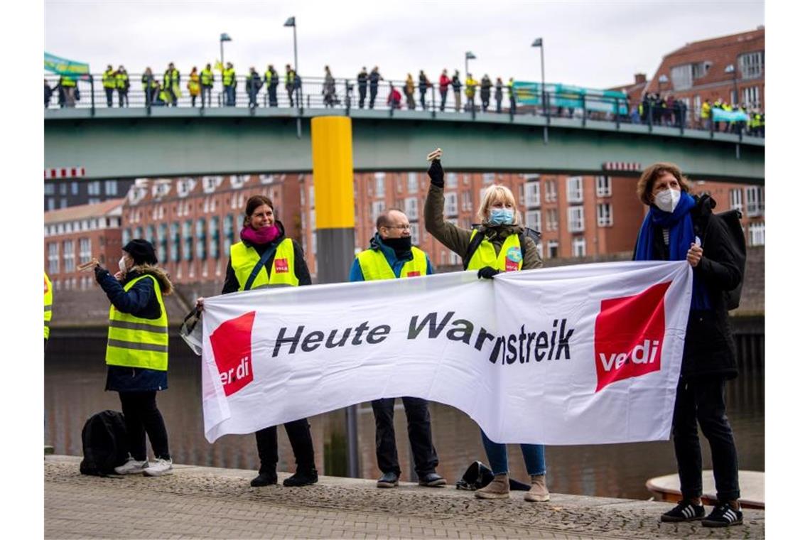 Verdi und der Beamtenbund dbb forderten fünf Prozent mehr Gehalt. Nach der Einigung sind nun weitere Ausstände vom Tisch. Foto: Sina Schuldt/dpa