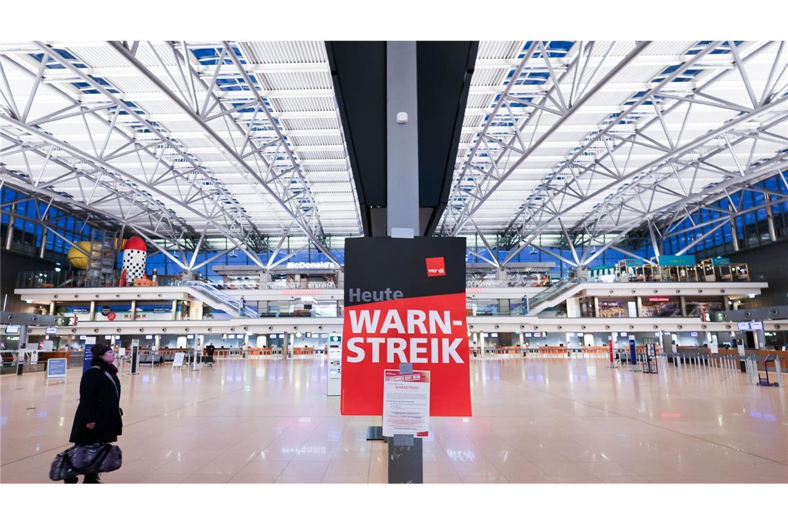 Bilder des Tages Verdi-Warnstreik am Flughafen Hamburg: Blick in den fast menschenleeren Terminal 1