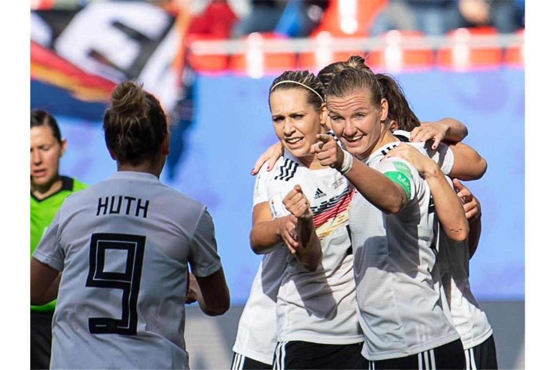 Mit Porzellan fing es an: Über Prämien für Frauen und Männer Verdienen deutlich weniger als die Männer: Die deutsche Frauen-Nationalmannschaft. Foto: Sebastian Gollnow