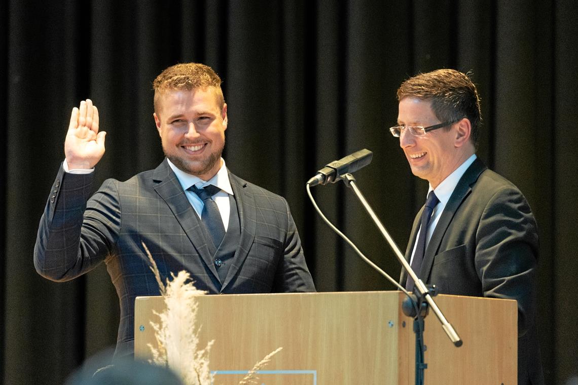 Der neue Bürgermeister ist endlich da Vereidigung von Daniel Bogner durch dessen Stellvertreter Jörg Schaal in der Seeguthalle. Foto: Alexander Becher