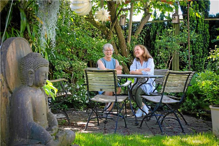 Vereinsgründerin Marianne Frank-Mast (links) von Khadigram öffnet am Wochenende ihren Garten für den guten Zweck. Dort gibt es viele exotische Pflanzen zu finden, so Heidi Obertreis, die ehrenamtlich den Verein Mädchenschule Khadigram unterstützt. Foto: Alexander Becher