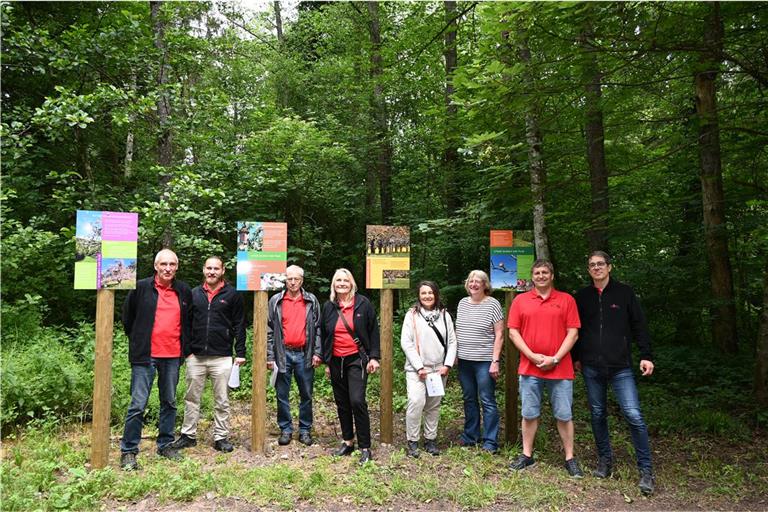 Vereinsmitglieder und Fotowettbewerbsteilnehmer präsentieren die vier Tafeln an der Station „Lyrik in Wald und Flur“. Fotos: Elisabeth Klaper