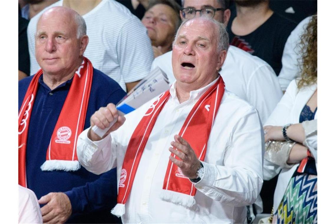 Vereinspräsident Uli Hoeneß fiebert beim Basketball-Finalspiel mit. Foto: Matthias Balk