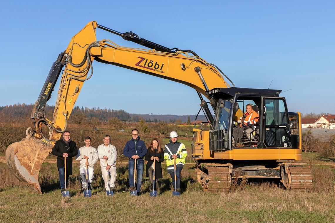 Dritter Abschnitt Lerchenäcker füllt sich Vereinter Baggerbiss für die Firmen Pfeil und Stelzle. Mit dabei Alexander Zipf, Noah und Rolf Stelzle, Steffen und Brigitte Pfeil und Bauleiter Philipp Pisch von der Firma Bolckmans (von links).