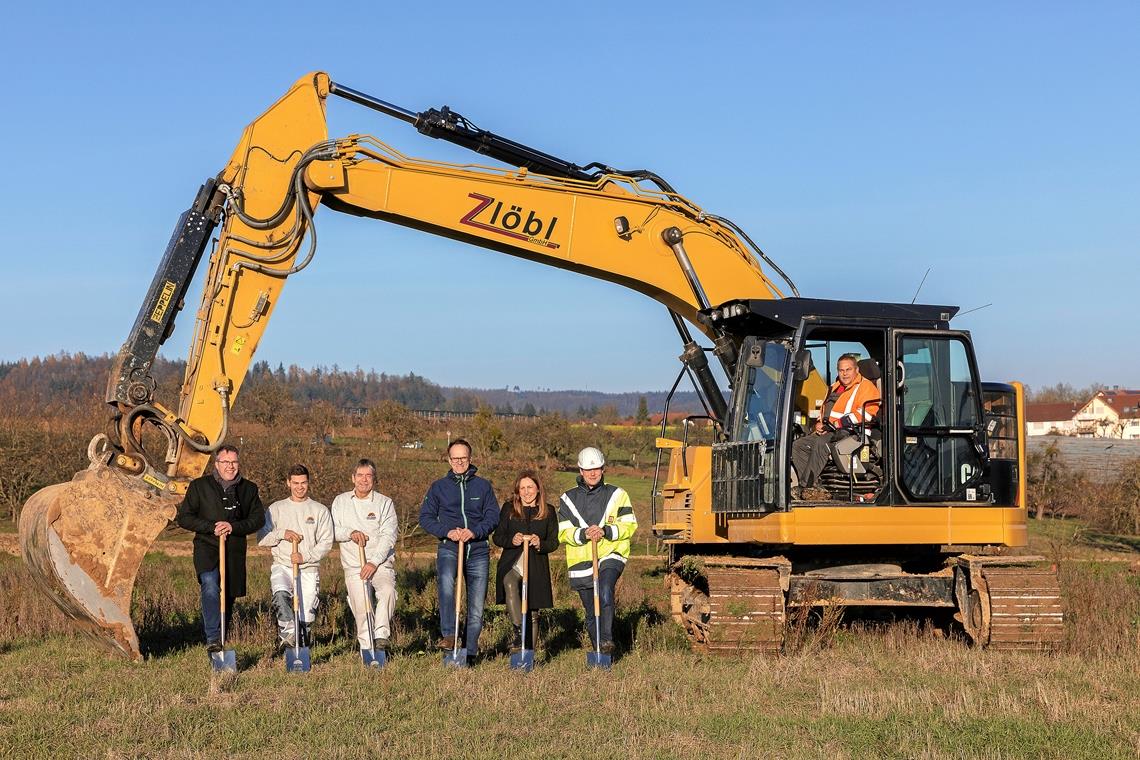 Vereinter Baggerbiss für die Firmen Pfeil und Stelzle. Mit dabei Alexander Zipf, Noah und Rolf Stelzle, Steffen und Brigitte Pfeil und Bauleiter Philipp Pisch von der Firma Bolckmans (von links).