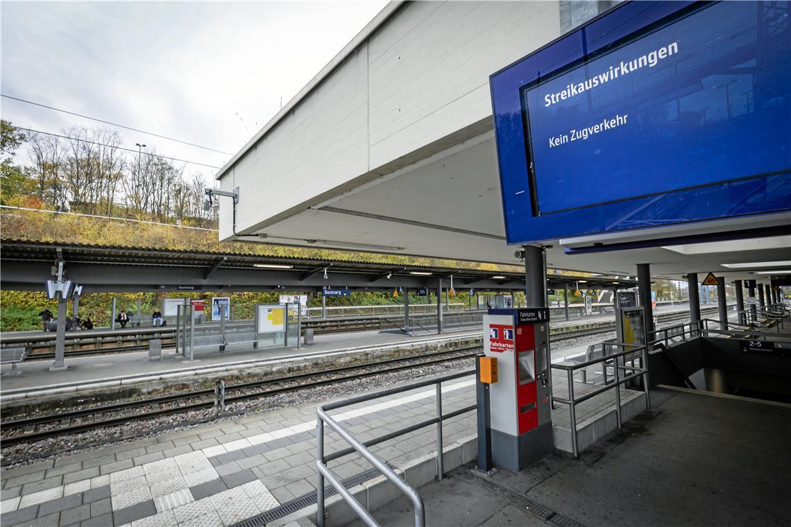Bundesweiter GDL-Streik legt auch Bahnverkehr im Rems-Murr-Kreis lahm Vereinzelt tummeln sich am Mittag Bahnreisende am Gleis, doch viele sind auf Homeoffice oder das Auto umgestiegen. Foto: Alexander Becher