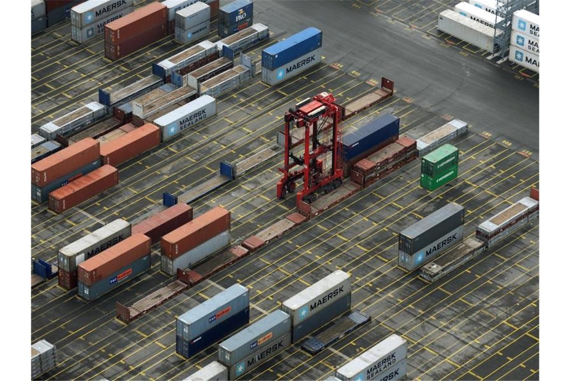 Vereinzelte Container stehen auf dem Containerterminal in Bremerhaven. Foto: Ingo Wagner/dpa