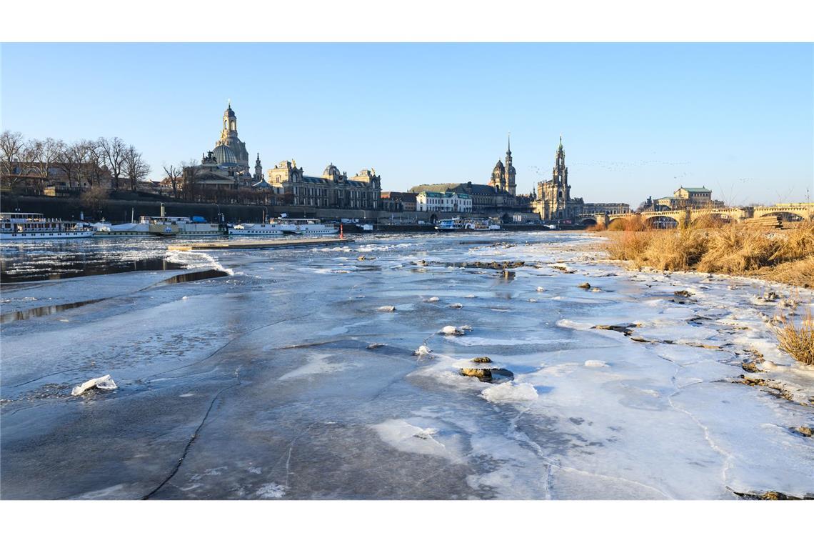 Vereist ist das Elbufer vor der historischen Altstdtkulisse im Januar