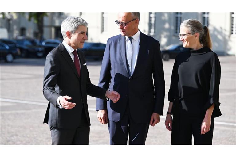 Verfassungsgerichtspräsident Stephan Harbarth und seine Stellvertreterin&nbsp; Ann-Katrin Kaufhold begrüßen Bundeskanzler Friedrich Merz.