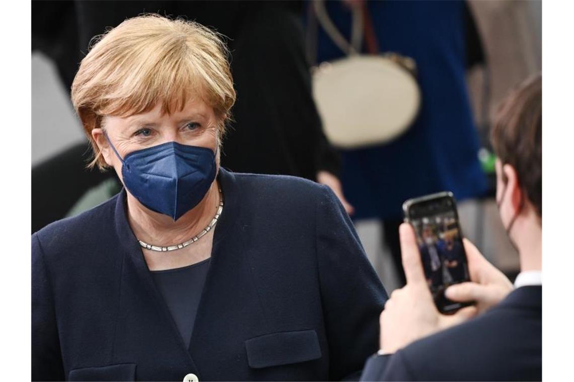 Ex-Kanzler Schröder: Russland muss Krieg beenden Verfolgt die aktuellen Entwicklungen mit großer Anteilnahme: Bundeskanzlerin a.D. Angela Merkel. Foto: Britta Pedersen/dpa-Zentralbild/dpa