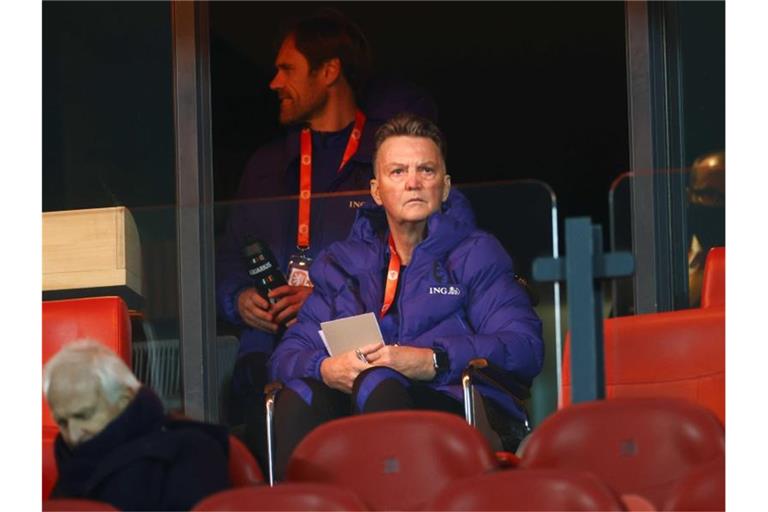 Verfolgte die Partie wegen einer Hüftverletzung im Rollstuhl sitzend von der Tribüne aus und gab per Telefon Anweisungen: Louis van Gaal. Foto: Koen Van Weel/ANP/dpa
