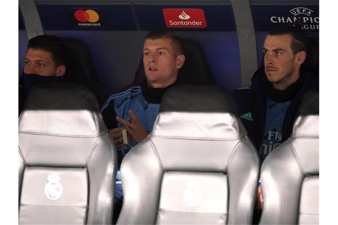 „Abgestürzt“ vor Clásico: Zidane wegen Kroos in der Kritik Verfolgte die Real-Pleite gegen Man City von der Bank: Toni Kroos (M). Foto: Nick Potts/PA Wire/dpa