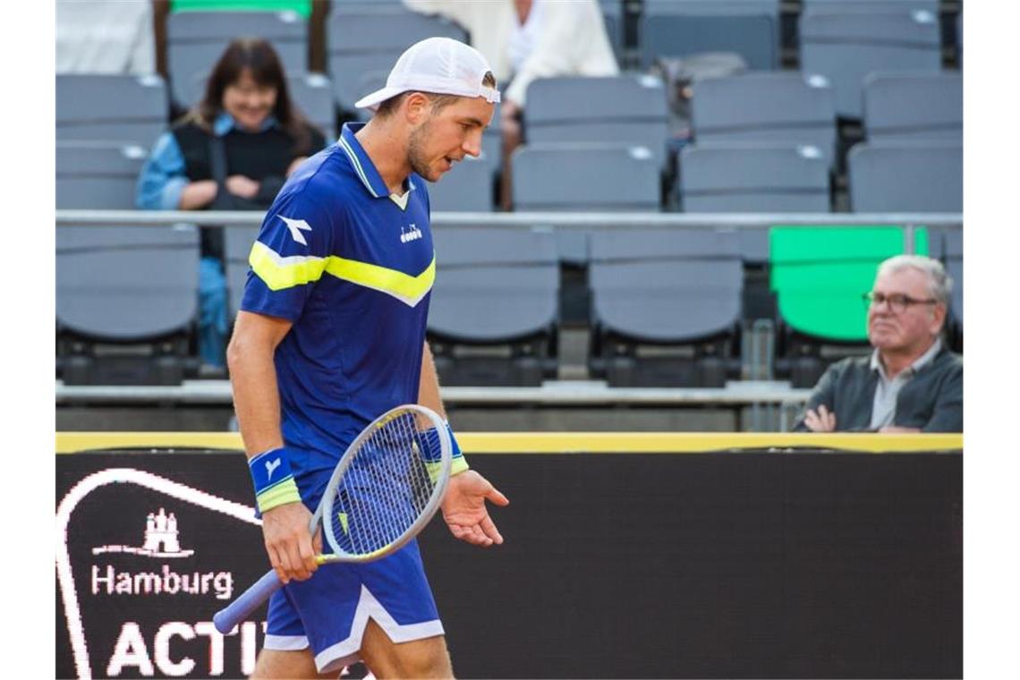 Koepfer und Hanfmann in Hamburg weiter - Struff vergibt Sieg Vergab gegen Karen Chatschanow den Sieg leichtfertig: Jan-Lennard Struff hadert mit sich nach einem Ballwechsel. Foto: Daniel Bockwoldt/dpa