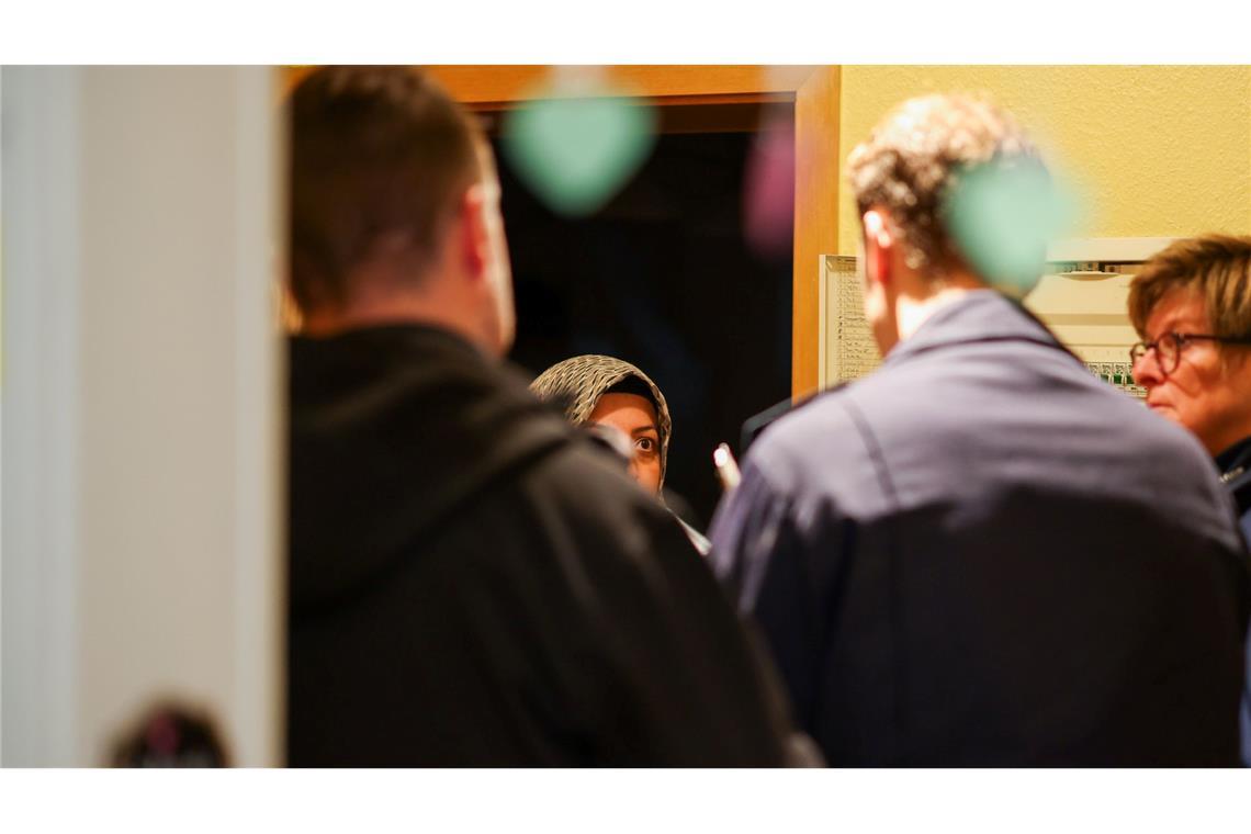 Vergangene Woche gab es Kontrollen gegen Sozialbetrug im Ruhrgebiet, hier die Beamtinnen und Beamten bei einer Wohnungsbesichtigung.