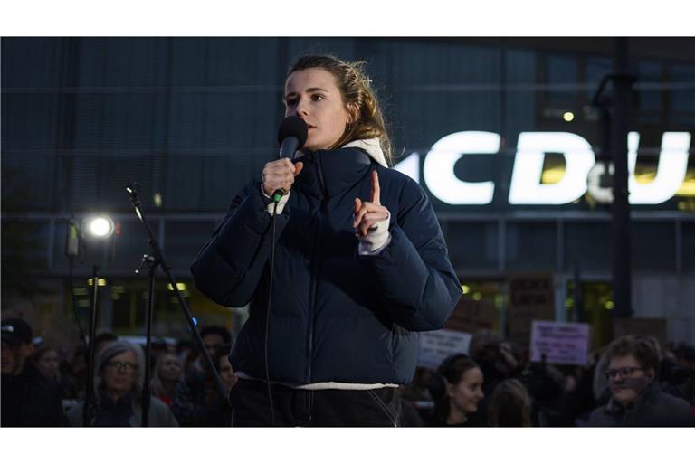 Vergangene Woche trat Luisa Neubauer als Sprecherin bei einer „Wir sind die Töchter“-Kundgebung in Berlin auf, bei der Tausende Menschen vor der Parteizentrale der CDU  protestierten.