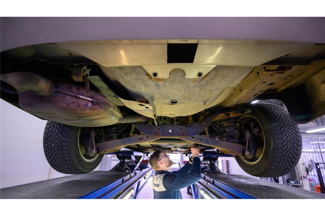 Tüv und Co: Prüfer finden mehr schwere Mängel an Autos Vergangenes Jahr fanden die Prüfer häufiger schwere Mängel. (Archiv)