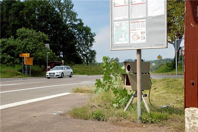 Vergangenes Jahr wurde an der Fischbachtalabfahrt der B14 in Sulzbach an der Murr auch eine gemeinsame Geschwindigkeits- und Motorradkontrolle des Landratsamts Rems-Murr-Kreis und der Polizei durchgeführt. Fotos: J. Fiedler