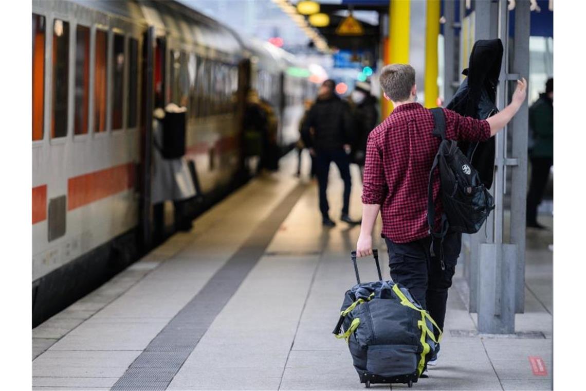 Vergleichsweise wenige Reisende sind am zweiten Weihnachtsfeiertag im Mainer Hauptbahnhof unterwegs. Foto: Andreas Arnold/dpa