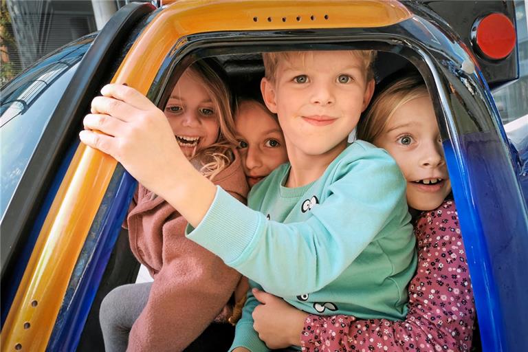 Vergnüglicher Flug zu viert: Unterhaltungsgeräte sind bei Kindern das Highlight – besonders wenn sie blinken oder sich sogar auf und ab bewegen wie der Hubschrauber vor der Backnanger Volksbank. Ist er überladen, steigt er laut Andreas Bastiansen nicht hoch.