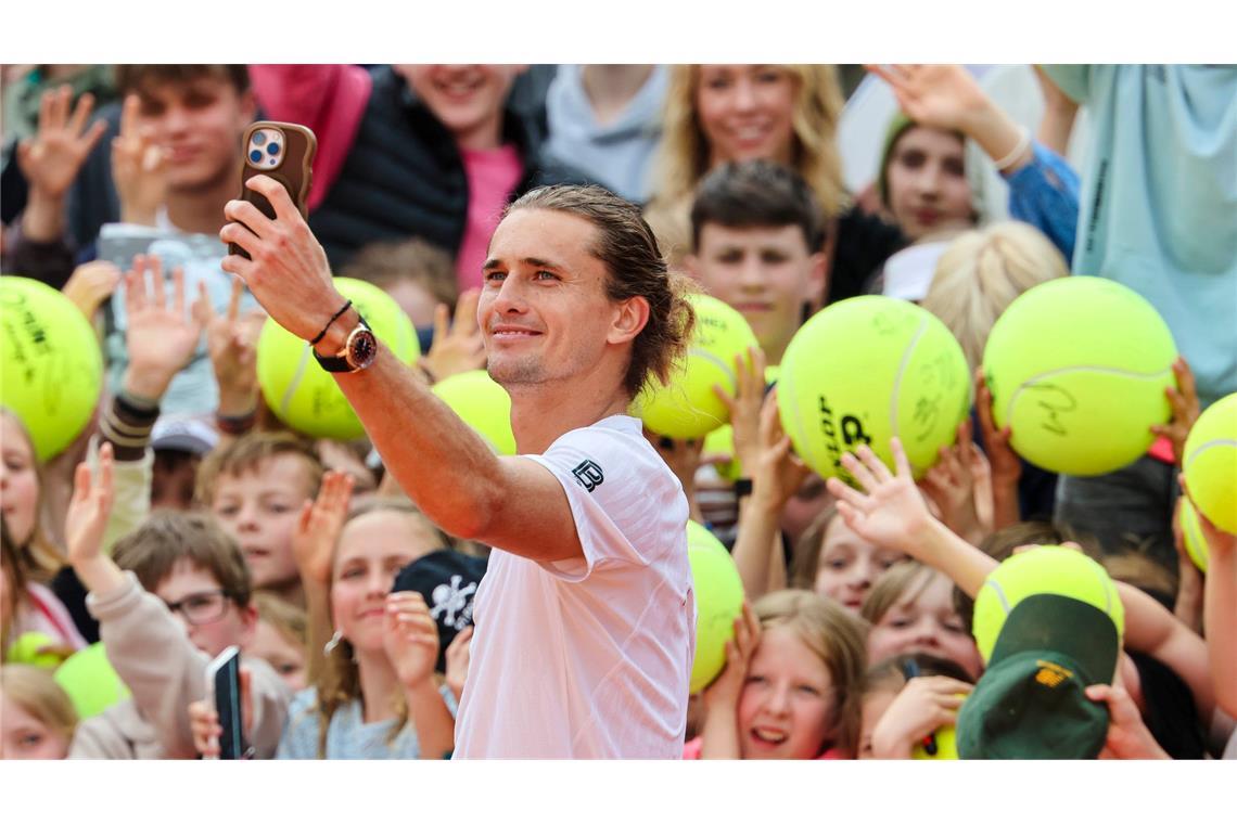 Bilder des Tages Vergnügter Sieger: Alexander Zverev macht ein Foto mit den Fans.