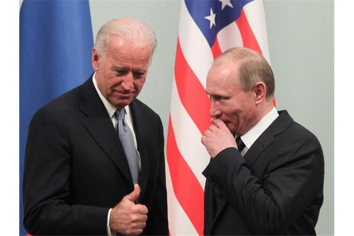 Verhältnis am Tiefpunkt: Joe Biden (l) und Wladimir Putin bei einem Treffen im März 2011. Foto: Maxim Shipenkov/EPA/dpa
