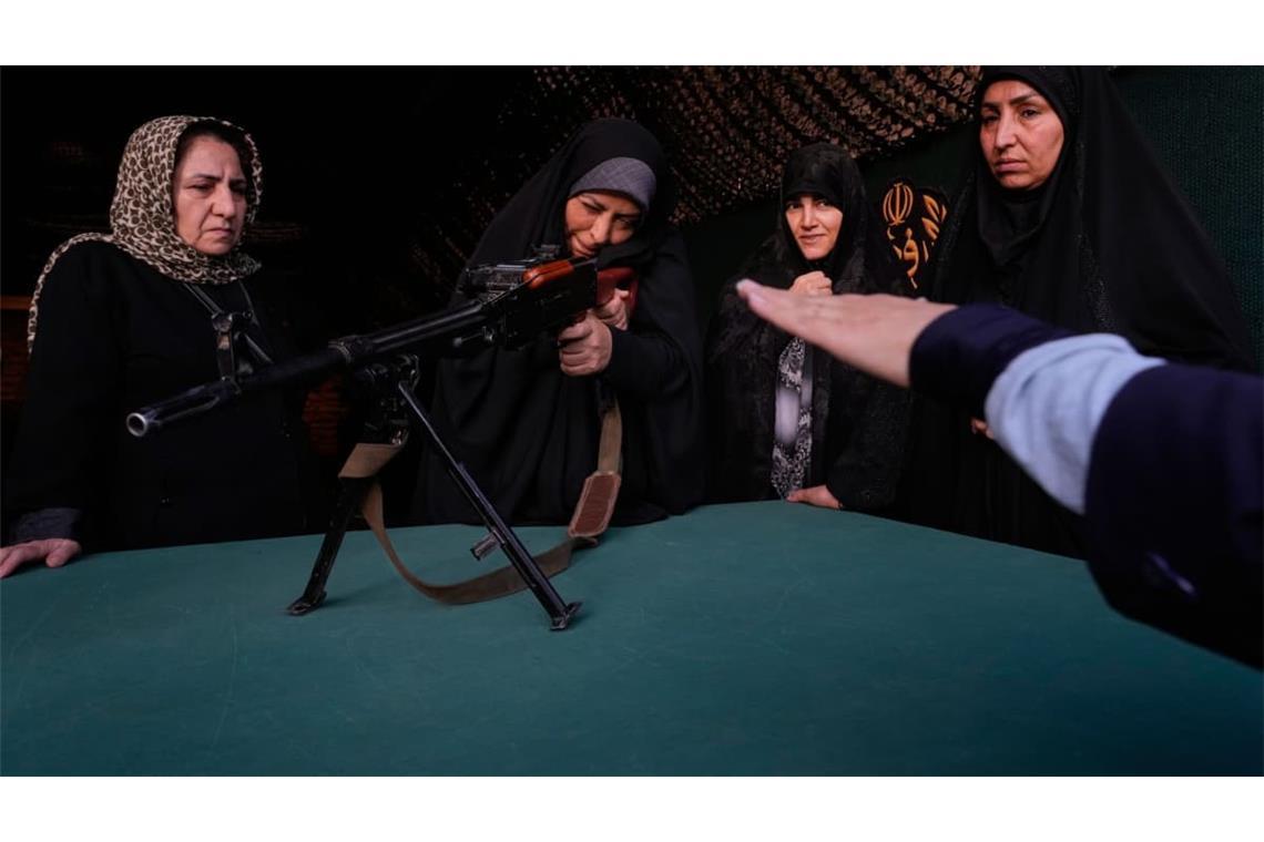 Verhärtete Fronten: Eine Freiwillige übt den Umgang mit einer Waffe während eines militärischen Ausbildungskurses im Iran. (Archivbild)