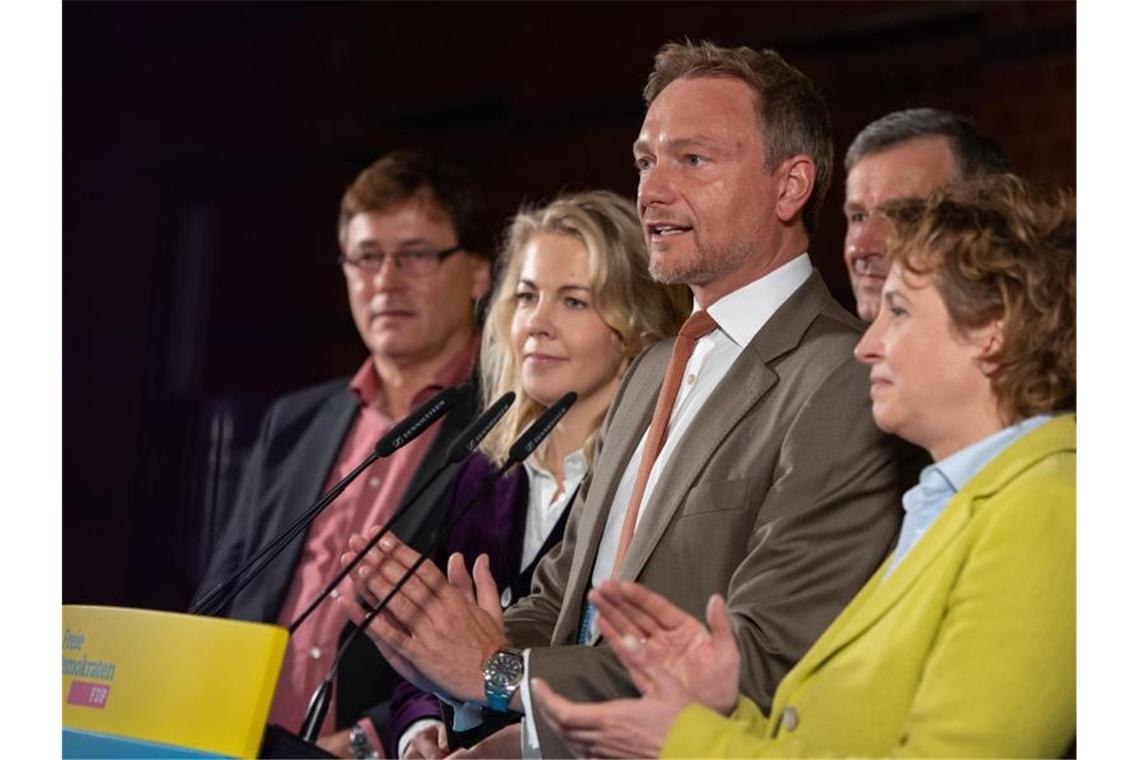 Verhaltene Reaktion direkt nach der Landtagswahl: FDP-Chef Christian Lindner kommentiert die Hochrechnungen. Foto: Christophe Gateau/dpa