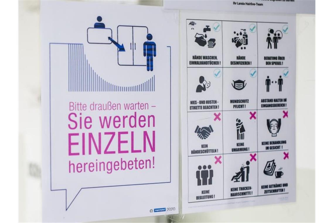 Hälfte hat Bedenken wegen Ansteckungsrisiko beim Friseur Verhaltensvorgaben weisen Kunden in einem Friseursalon über die neu geltenden Regeln im Salon hin. Foto: Christoph Schmidt/dpa