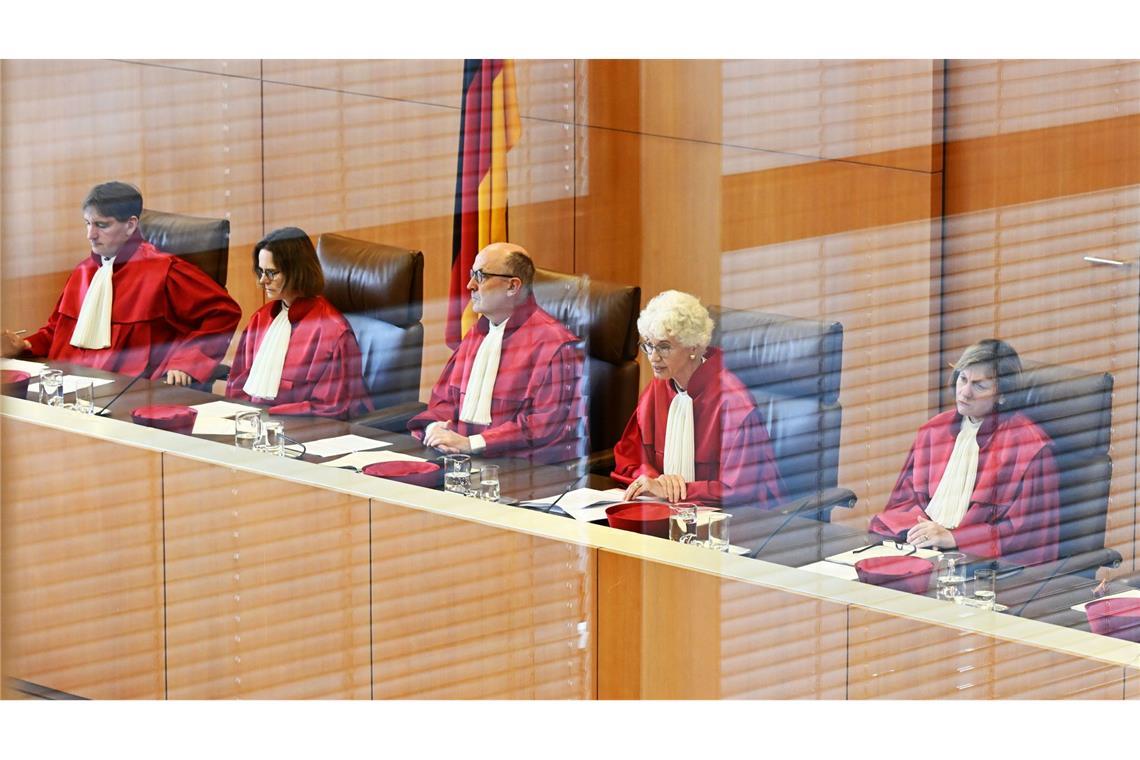 Verhandelt und verkündet wird in einem großen gläsernen Saal. Der Bau in Karlsruhe mit seinen großflächigen Fenstern soll Transparenz schaffen. (Archivbild)