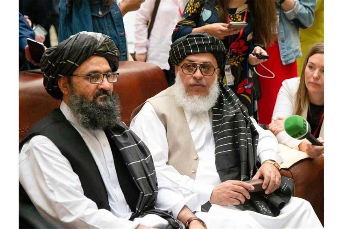USA und Taliban unterzeichnen Abkommen über Wege zum Frieden Verhandlungsführer der Taliban sprechen mit Journalisten. Die USA und die militant-islamistischen Taliban stehen vor der Unterzeichnung eines Abkommens über Wege zu Frieden in Afghanistan. Foto: Alexander Zemlianichenko/AP/dpa