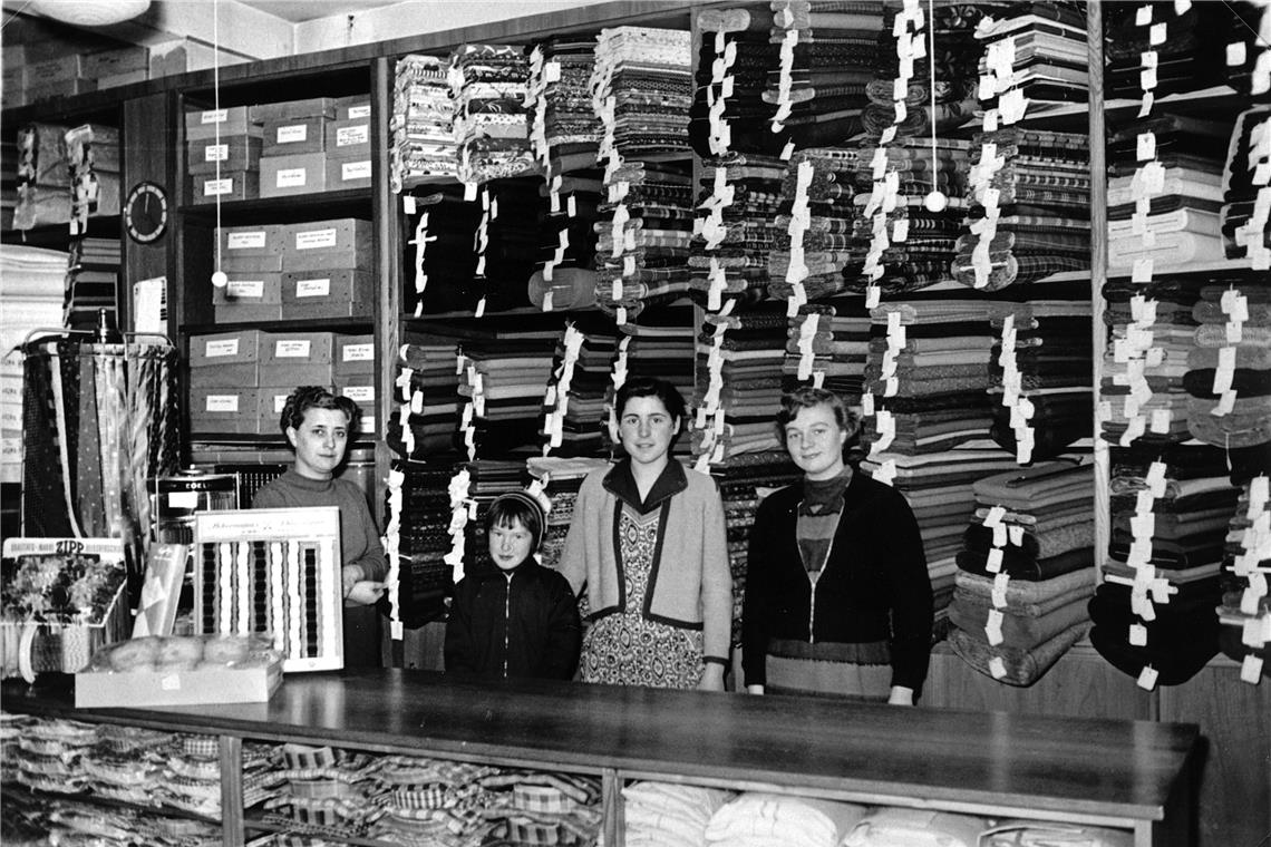 Verkaufsraum des Textilgeschäfts Riexinger um 1956/57: Abgebildet sind von links die Nachbarin Frau Sauer, sie arbeitete als Teilzeitkraft im Laden, Christine Riexinger und zwei Verkäuferinnen.