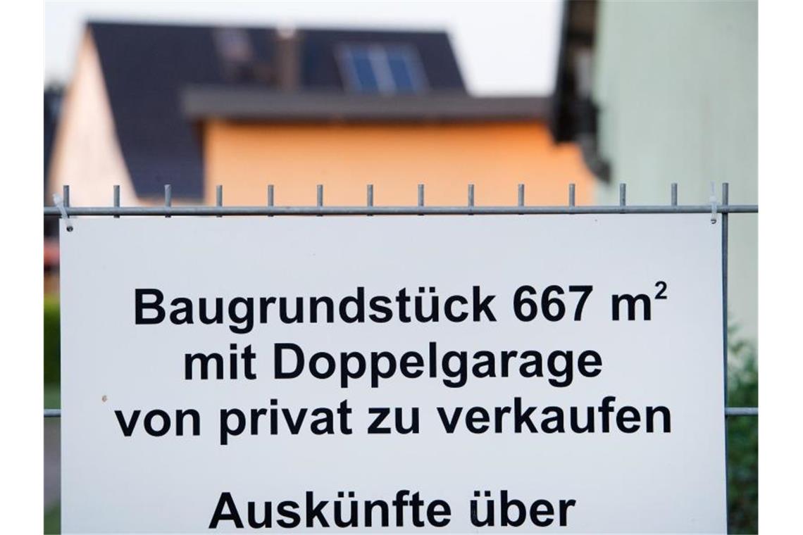 Verkaufsschild im Landkreis Vorpommern-Greifswald: Die Einwohner Mecklenburg-Vorpommerns haben im vergangenen Jahr im Schnitt 111 Euro Grundsteuer an ihre Kommune gezahlt. Foto: Stefan Sauer/zb/dpa