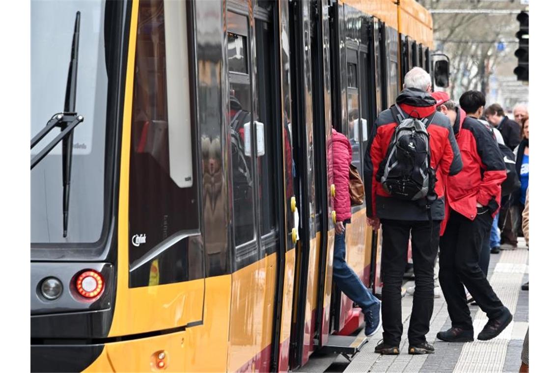 Unternehmen schreiben mehr als 500 Regional-Stadbahnen aus