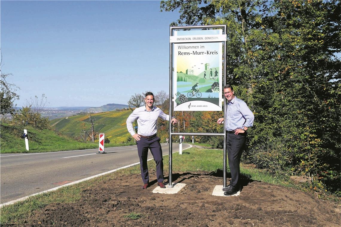 Verkehrsdezernent Stefan Hein (links) und Landrat Richard Sigel mit dem neuen Willkommensschild an der Kreisgrenze in Weinstadt. Foto: Landratsamt