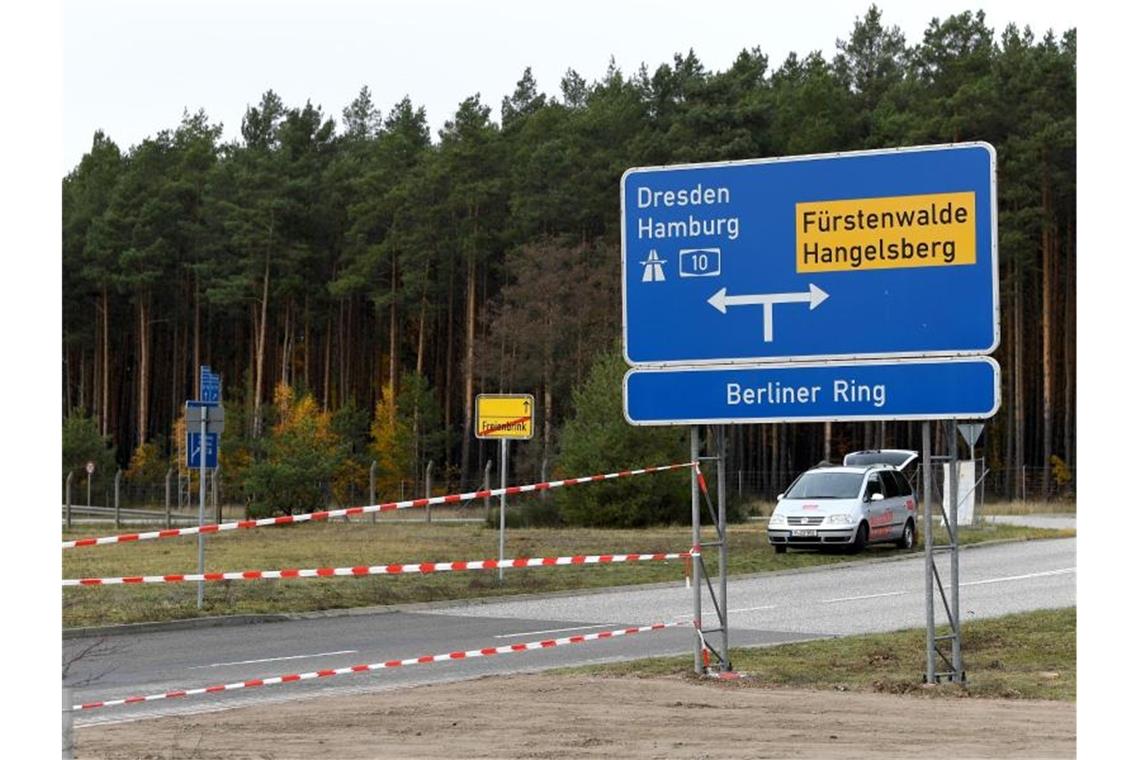 Verkehrsgünstig gelegen: Ein Schild am Rande von Freienbrink in der Gemeinde Grünheide weist auf die Zufahrt zur Autobahn 10 hin. Foto: Monika Skolimowska/dpa-Zentralbild/dpa