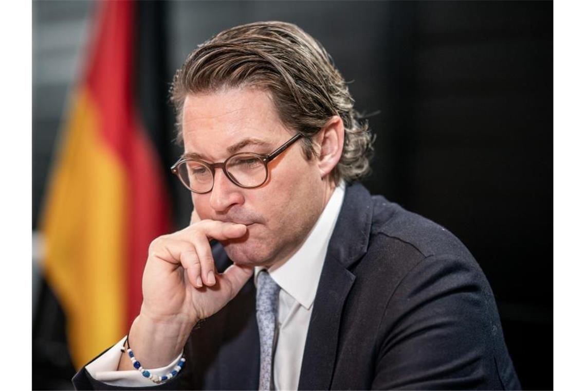 Verkehrsminister Andreas Scheuer während eines Interviews mit der Deutschen Presse-Agentur. Foto: Michael Kappeler/dpa